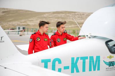 Pilotaj Bölümü Öğrencisi Tek Yumurta İkizlerinin Hedefi Gökyüzünde de Ayrılmamak